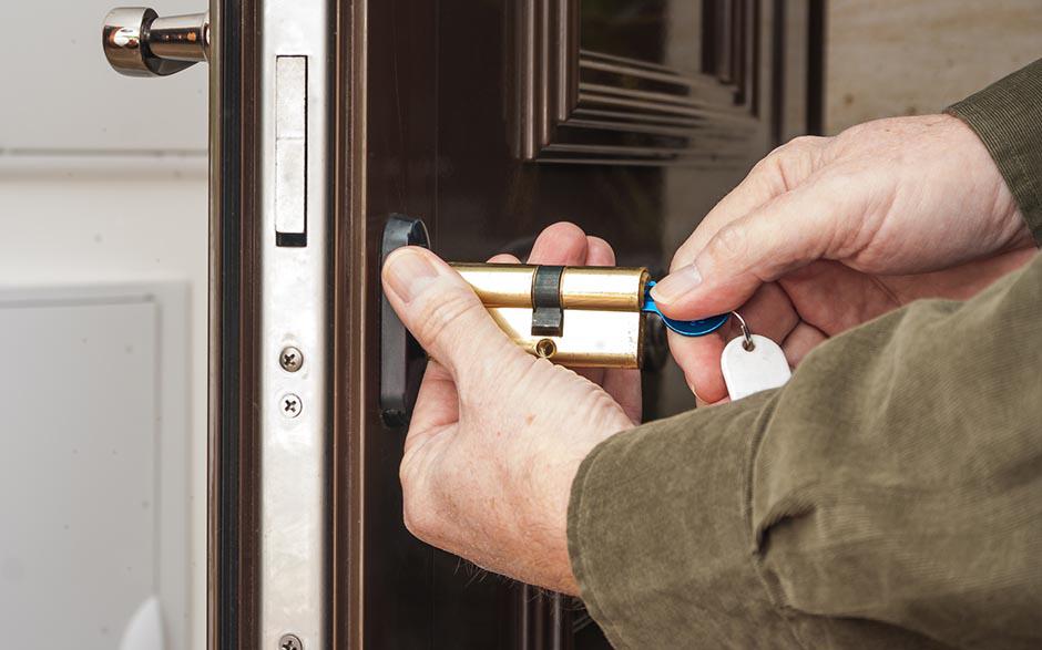 changer serrure porte fermée Nandy